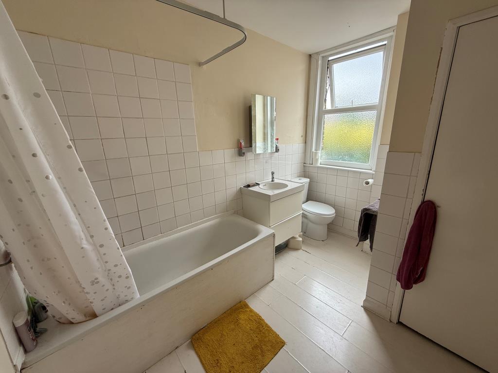 Lot: 44 - MID-TERRACE HOUSE FOR INVESTMENT - Bathroom with W.C.